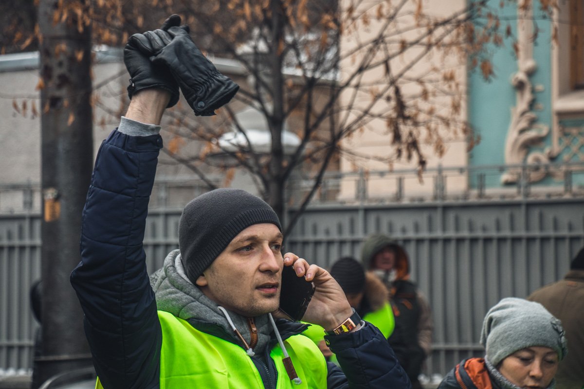 В знак солидарности участники надели желтые жилеты В знак солидарности участники надели желтые жилеты