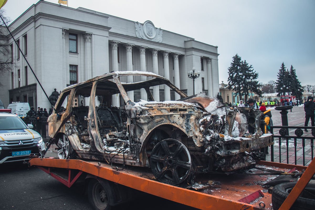 Привезли под ВР сгоревший Range Rover Олега Ярошевича, который лидер движения сам сжег в знак протеста Привезли под ВР сгоревший Range Rover Олега Ярошевича, который лидер движения сам сжег в знак протеста