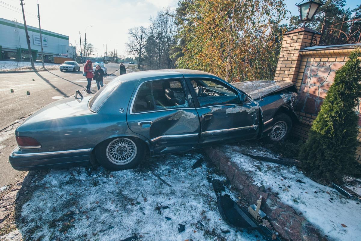 От удара Mercury отбросило в забор особняка, который находится вдоль дороги От удара Mercury отбросило в забор особняка, который находится вдоль дороги