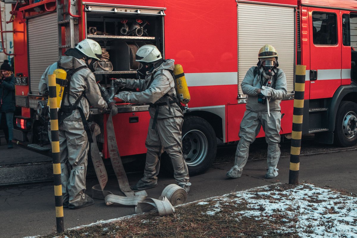 На пивном заводе "Оболонь" спасатели показали, как будут ликвидировать утечку аммиака, если такая произойдет