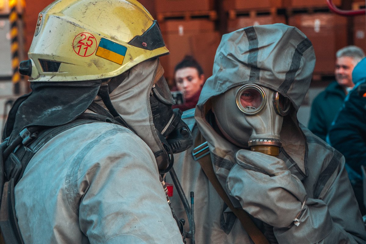 Все сотрудники ГСЧС надели защитные костюмы