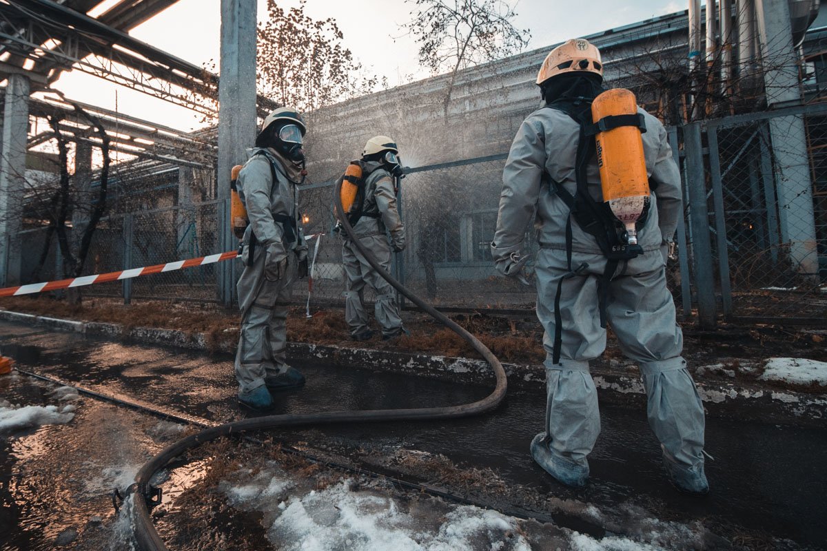 Чтобы "осадить" гипотетическое аммиачное облако, спасатели обработали местность струями воды