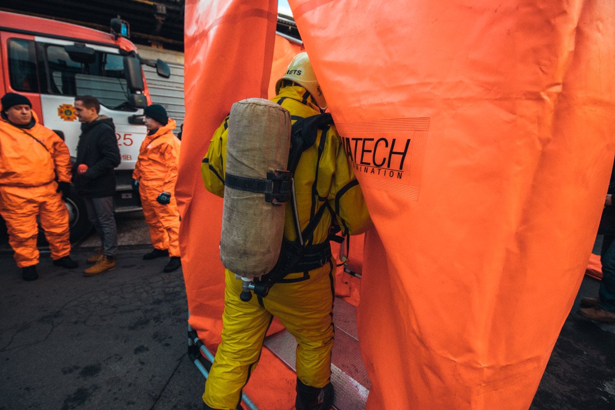 Также установили специальную палатку для дезактивации и дегазации, в которой в условиях реальной аварии будут очищать спецкостюмы от химического вещества