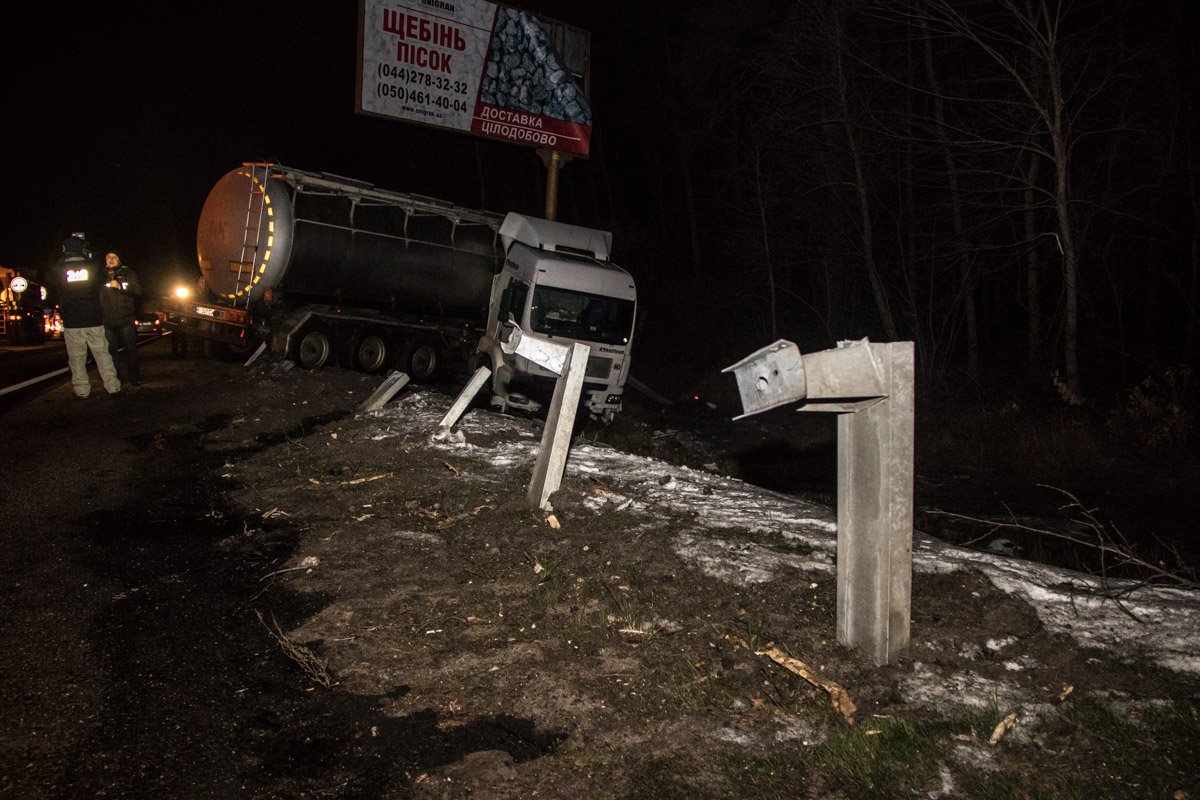 Volvo на болгарских номерах начал притормаживать, а в этот момент DAF на украинских номерах врезался в него
