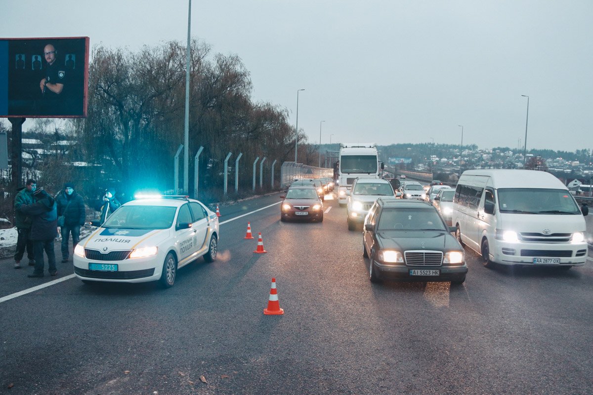 Из-за аварии образовалась многокилометровая пробка