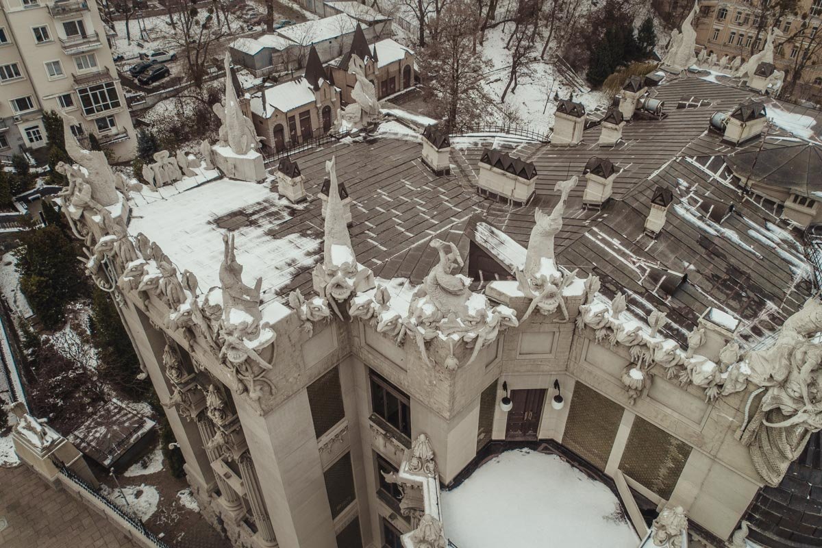 Каждую фигурку можно разглядывать часами - уникальные творения архитектора сохранились до сих пор