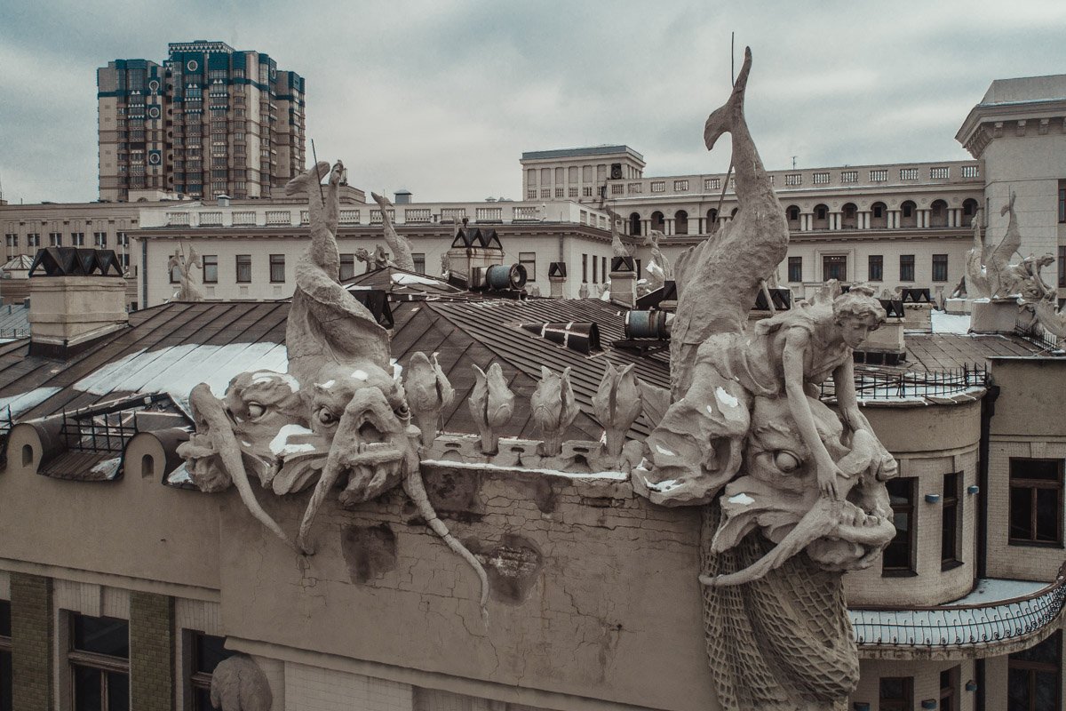 Некоторые участки здания действительно требуют ремонта