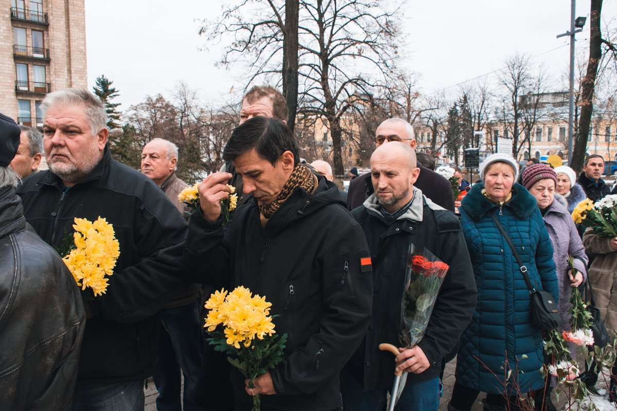 В центре Киева на аллее Небесной Сотни собрались все желающие возложить цветы на алтарь погибших героев В центре Киева на аллее Небесной Сотни собрались все желающие возложить цветы на алтарь погибших героев