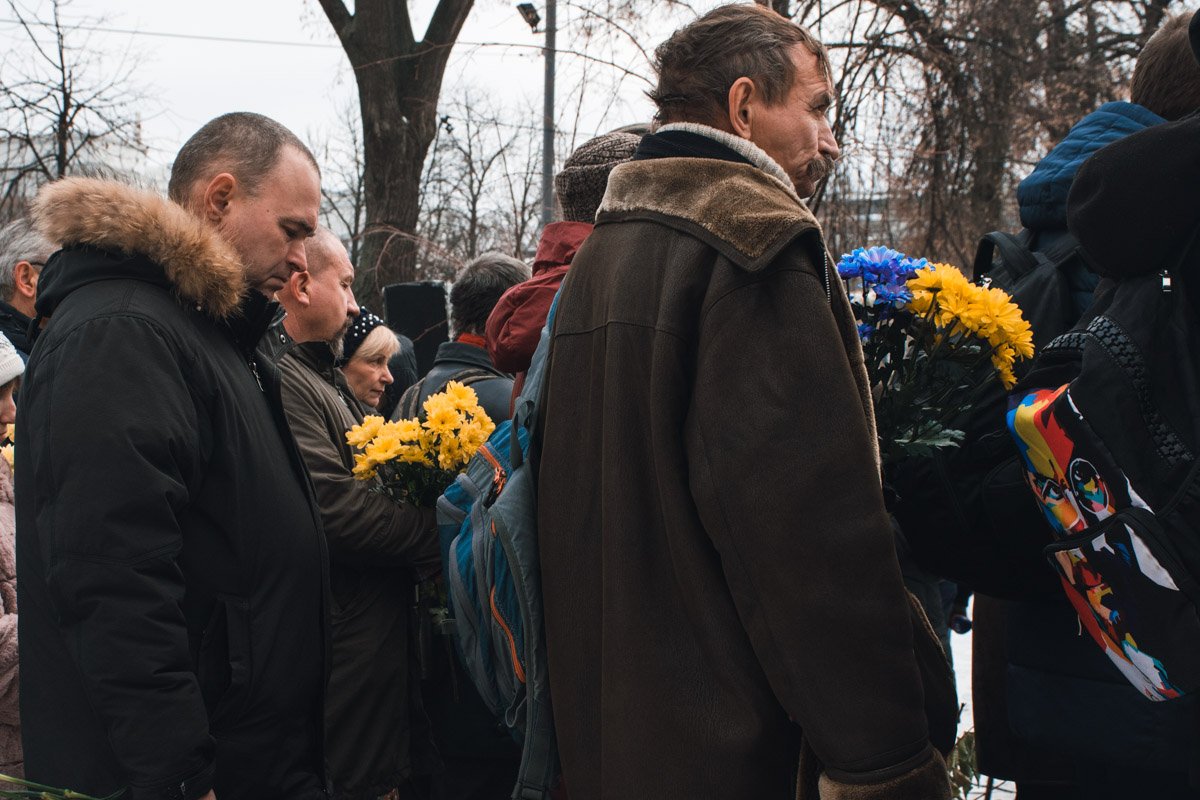 На аллее установили крест и мемориальную плиту с портретами погибших героев, куда люди возложили красные, белые и желтые цветы На аллее установили крест и мемориальную плиту с портретами погибших героев, куда люди возложили красные, белые и желтые цветы