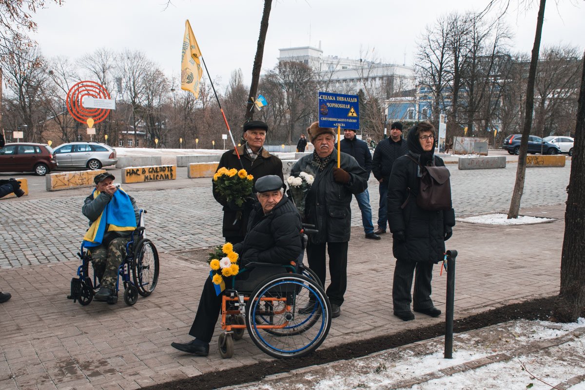 К памятному месту неравнодушные граждане принесли зажженные лампадки К памятному месту неравнодушные граждане принесли зажженные лампадки