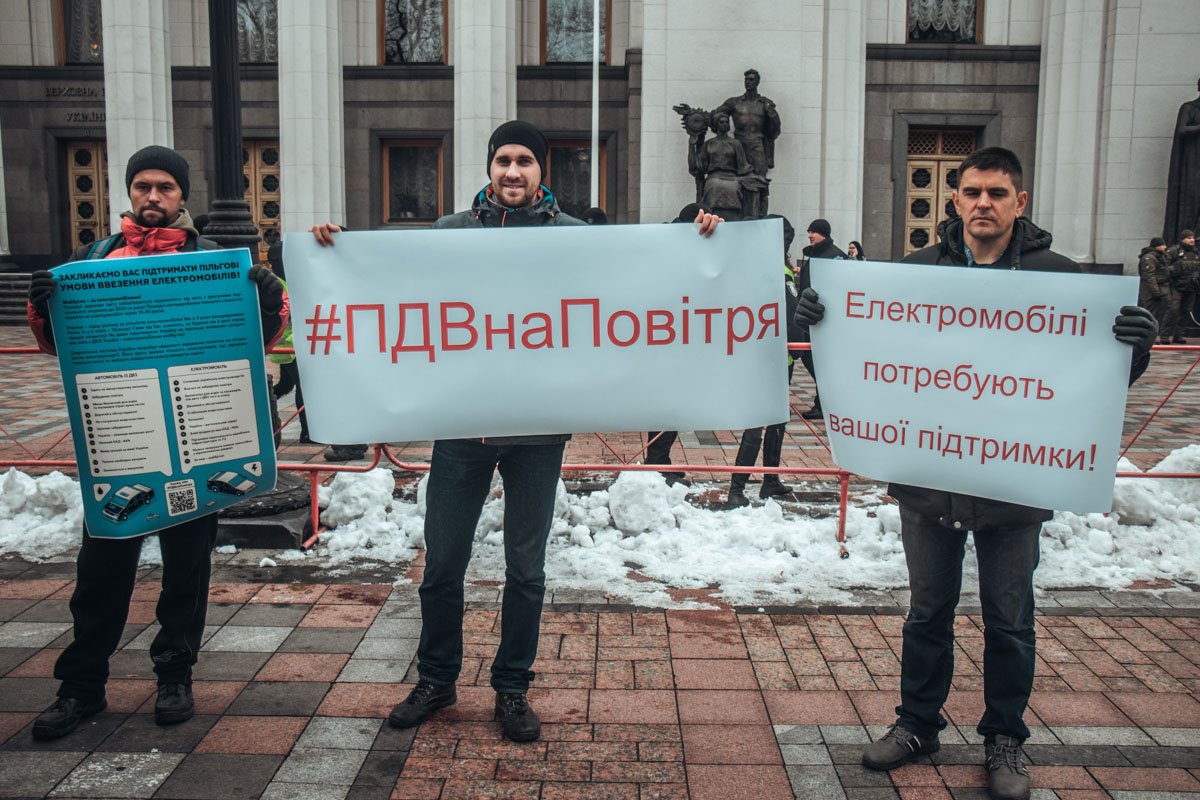 Под стенами Верховной Рады собралось больше сотни человек Под стенами Верховной Рады собралось больше сотни человек