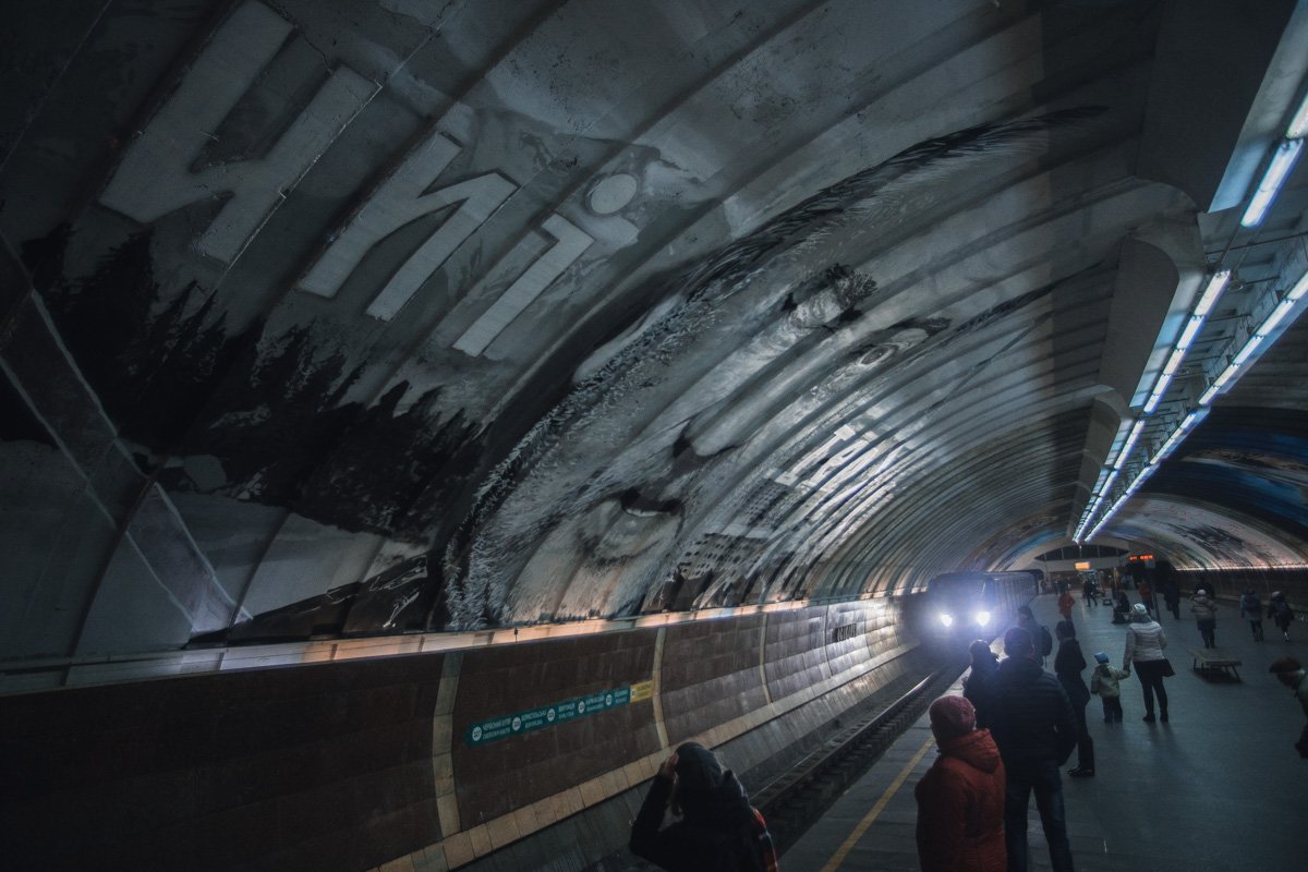 Единственный черно-белый мурал на станции