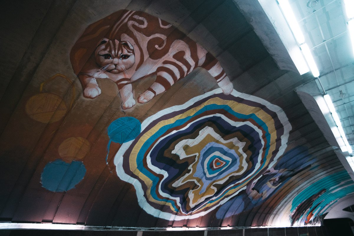 Также на стенах уже есть мурал женщины, которая плетет ковер, а рядом лежит кот