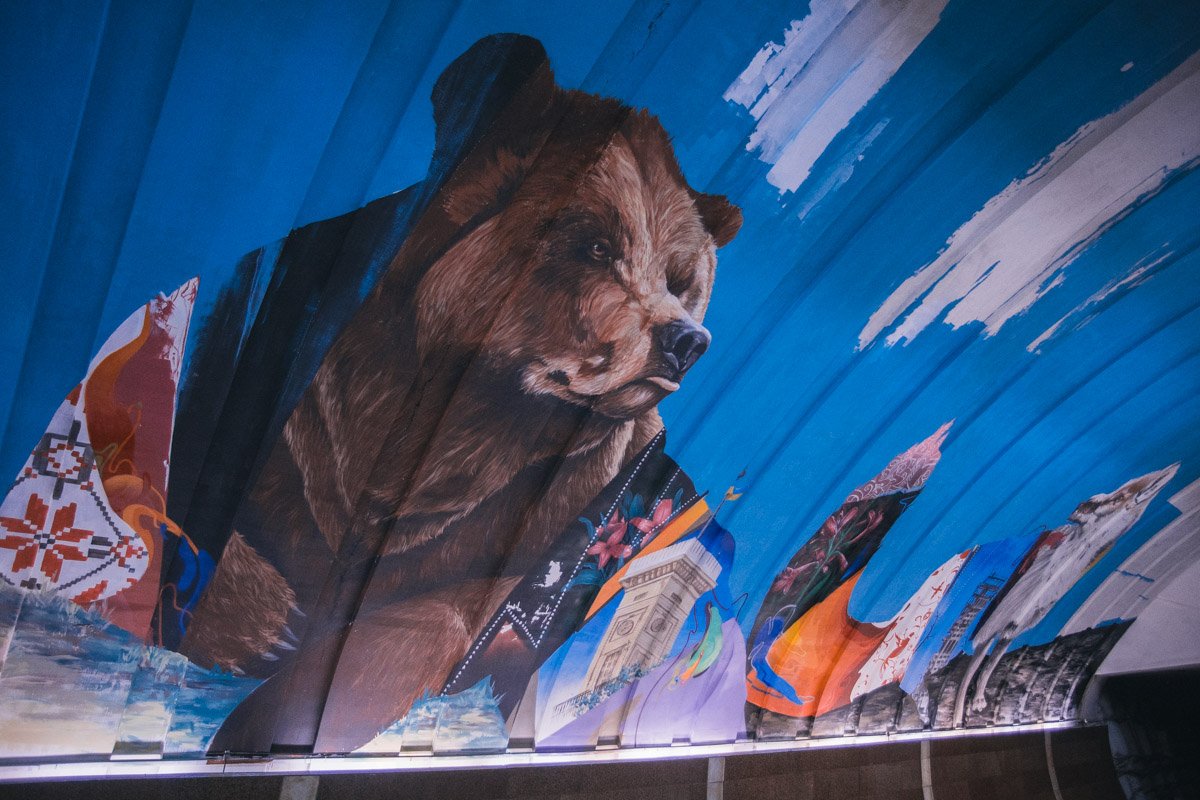 Медведь и лис - еще один яркий мурал