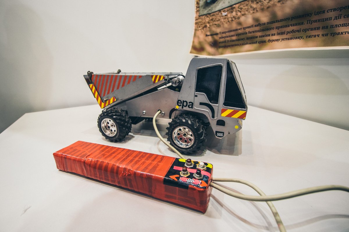 Школьники и студенты представляли свои проекты перед опытными учеными и потенциальными инвесторами Школьники и студенты представляли свои проекты перед опытными учеными и потенциальными инвесторами