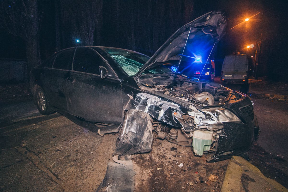 В Киеве на улице семьи Сосниных, 7А произошло ДТП