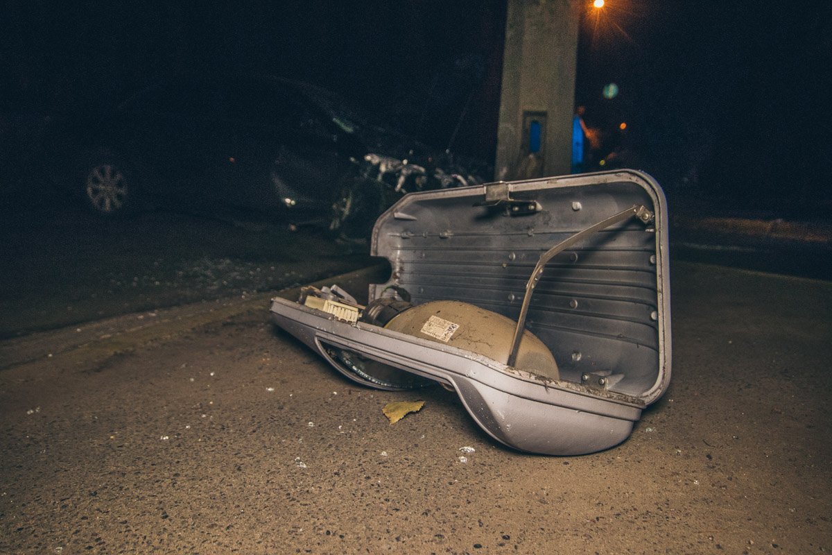 Пьяный водитель Toyota Camry въехал в электрический столб