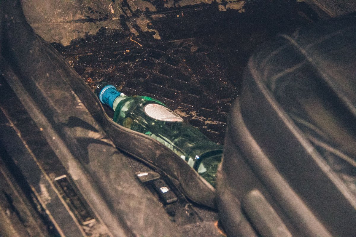 На полу около водительского сидения правоохранители обнаружили бутылку мартини