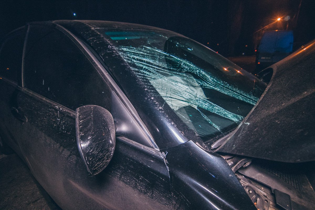 В результате столкновения машину повернуло боком и она перекрыла проезжую часть