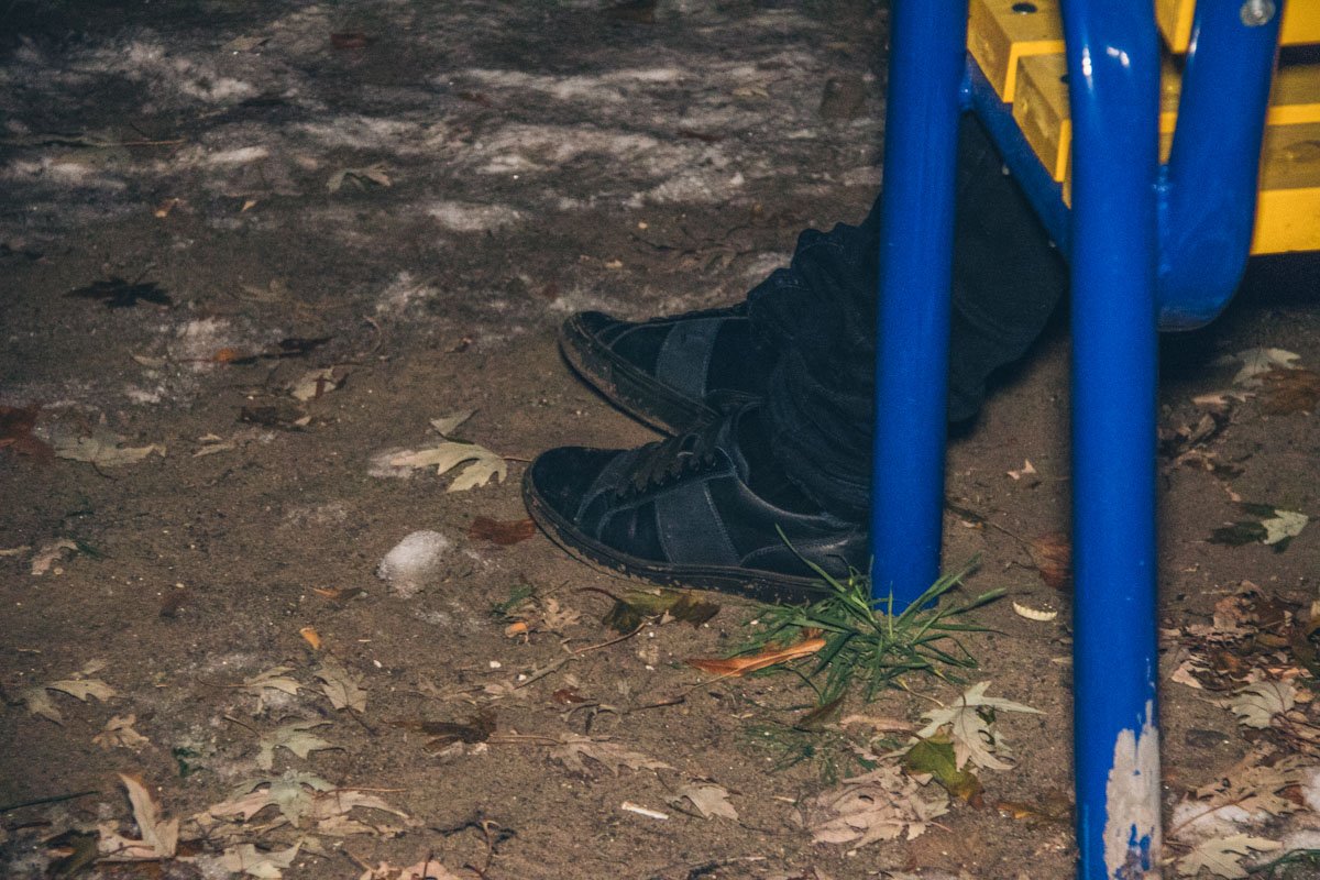 Мужчина лежал на лавочке без признаков жизни, у него изо рта шла пена и были спущены штаны Мужчина лежал на лавочке без признаков жизни, у него изо рта шла пена и были спущены штаны