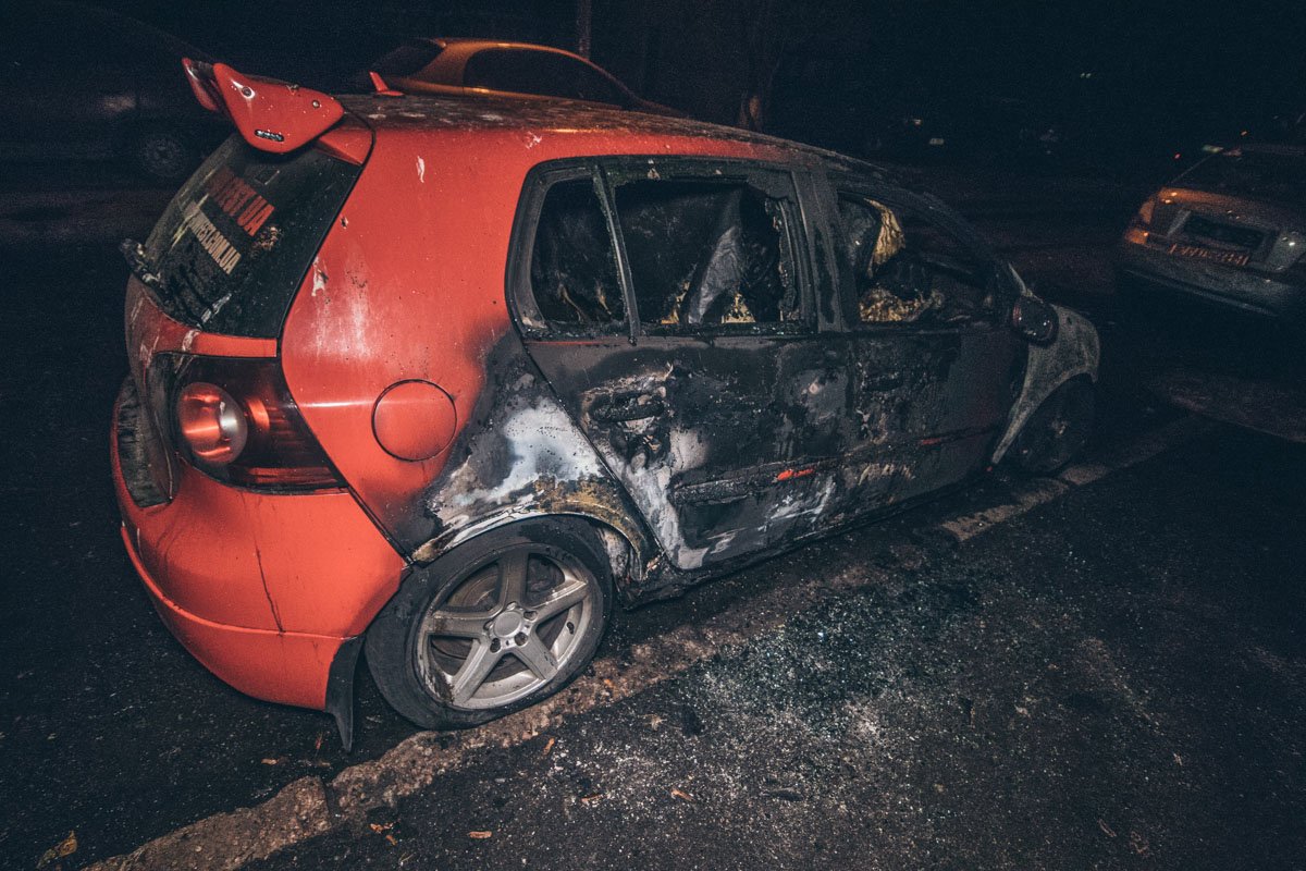 В Киеве на Виноградаре загорелся тюнингованный Volkswagen Golf