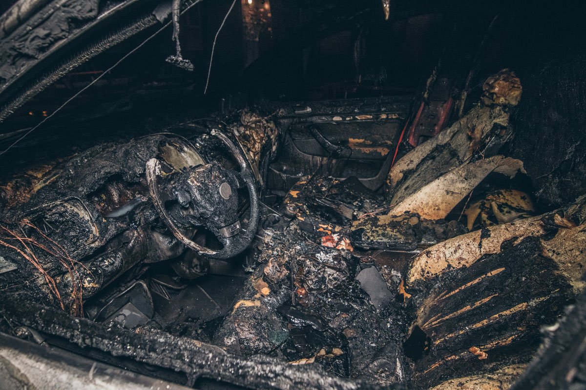 Автомобиль был припаркован на обочине возле жилого дома по адресу проспект Правды, 80А