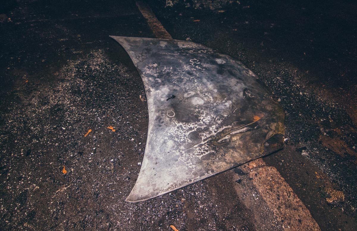 Целым у автомобиля остался только багажник