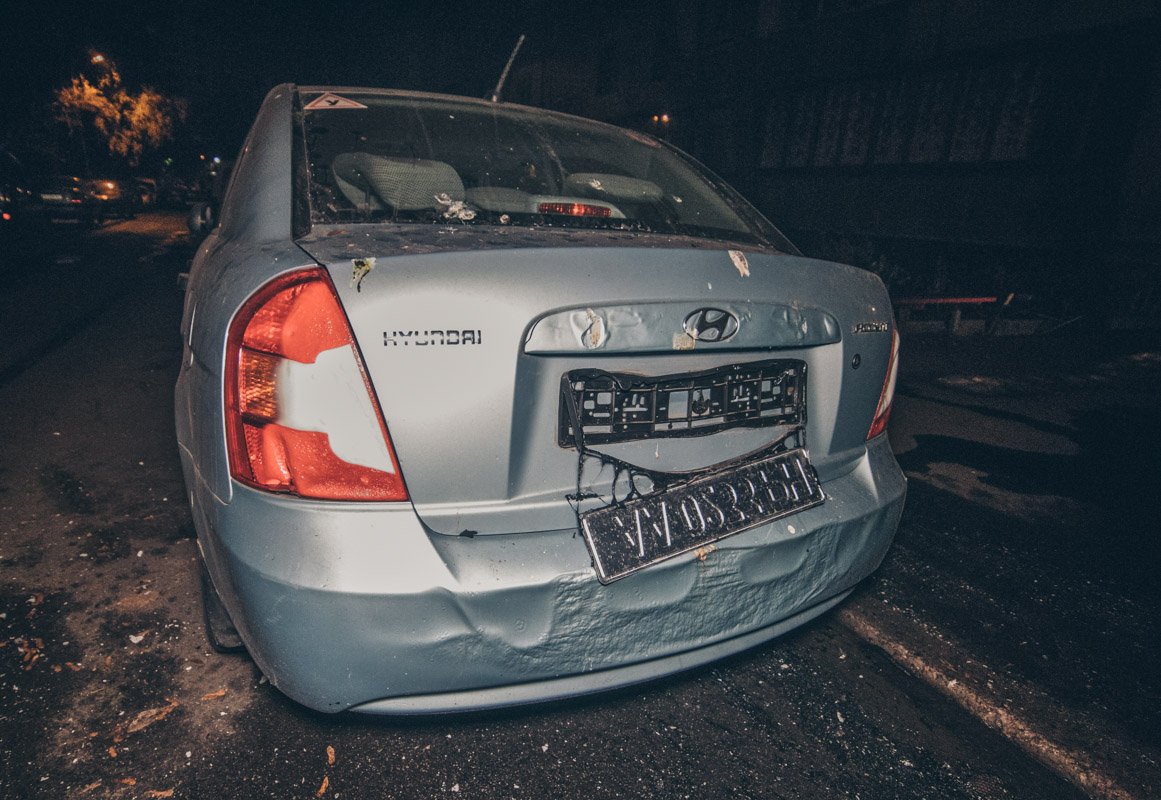 От высокой температуры у рядом стоящего Hyundai Accent расплавились задний бампер и фары, отпал номер и повредилось лакокрасочное покрытие