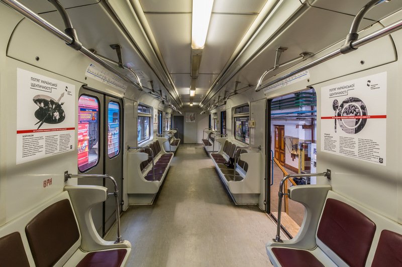В вагонах развесили информационные постеры, подготовленные Национальным музеем «Мемориал жертв Голодомора» В вагонах развесили информационные постеры, подготовленные Национальным музеем «Мемориал жертв Голодомора»