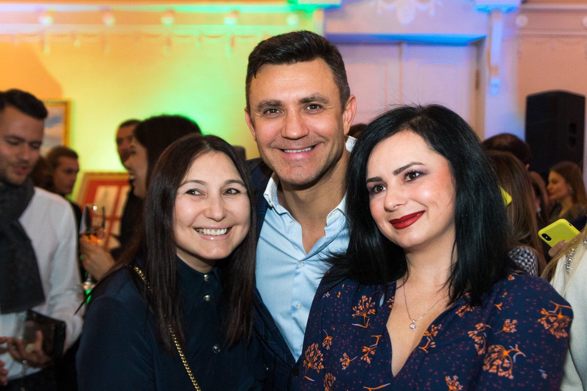 Николай Тищенко со своими фанатками Николай Тищенко со своими фанатками