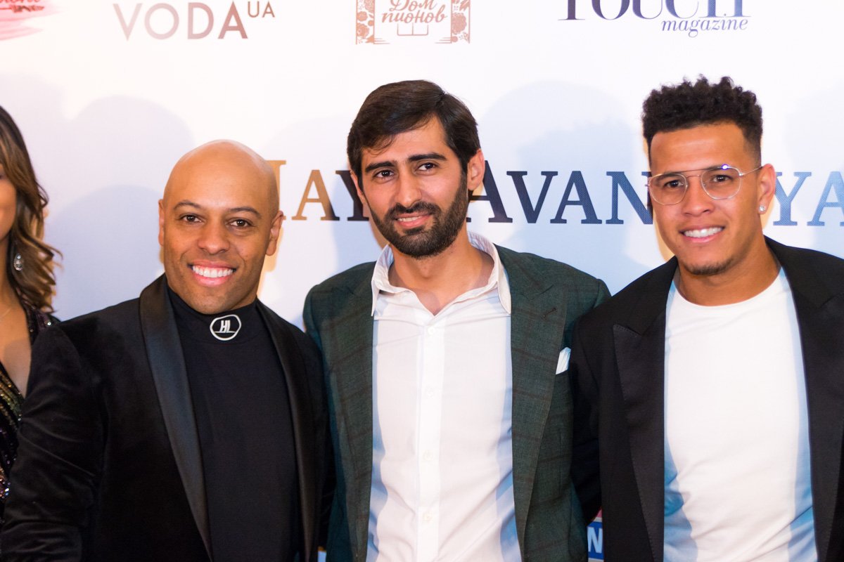 Слева от дизайнера футболист ФК "Динамо" Сидклей Слева от дизайнера футболист ФК "Динамо" Сидклей