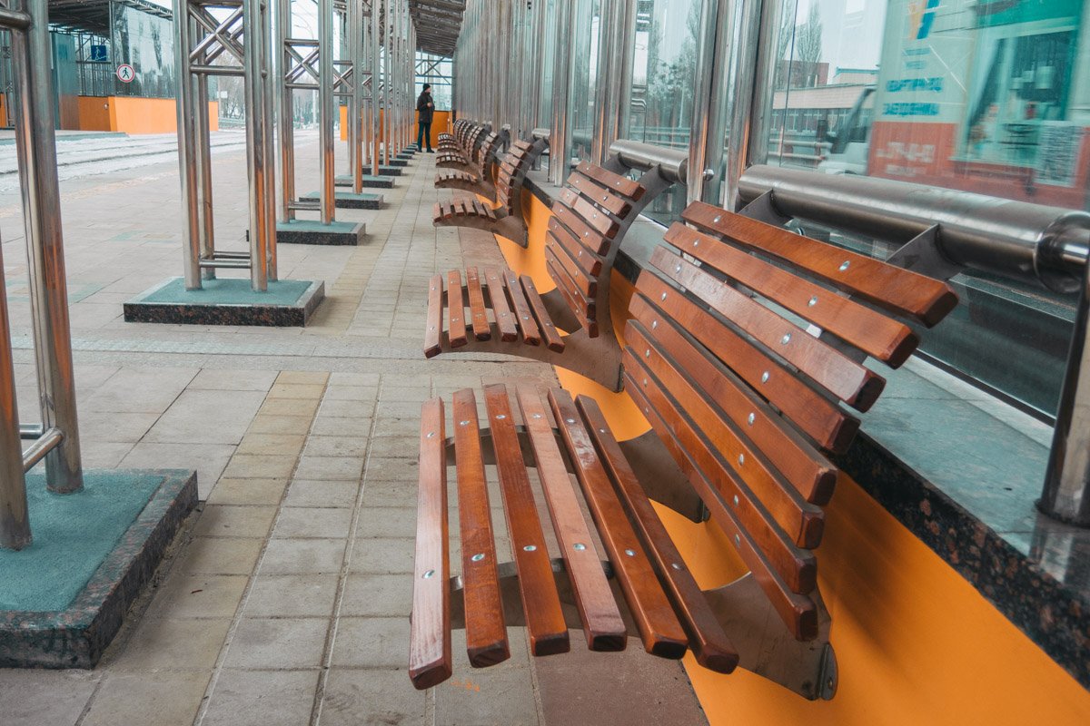 Новые скамейки для пассажиров