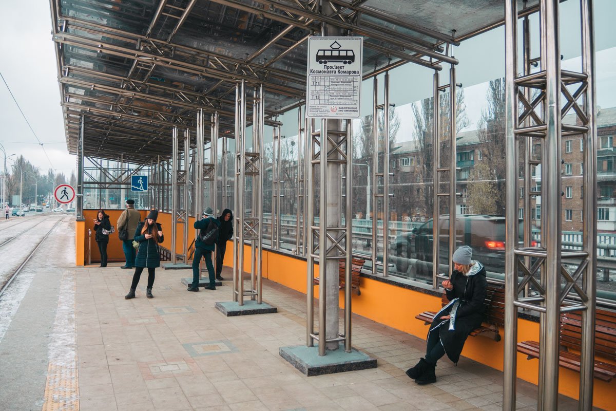Пассажиры ждут свой транспорт