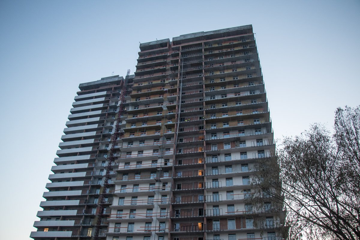 В Киеве на стройке возле станции метро «Выставочный центр» обнаружили труп мужчины