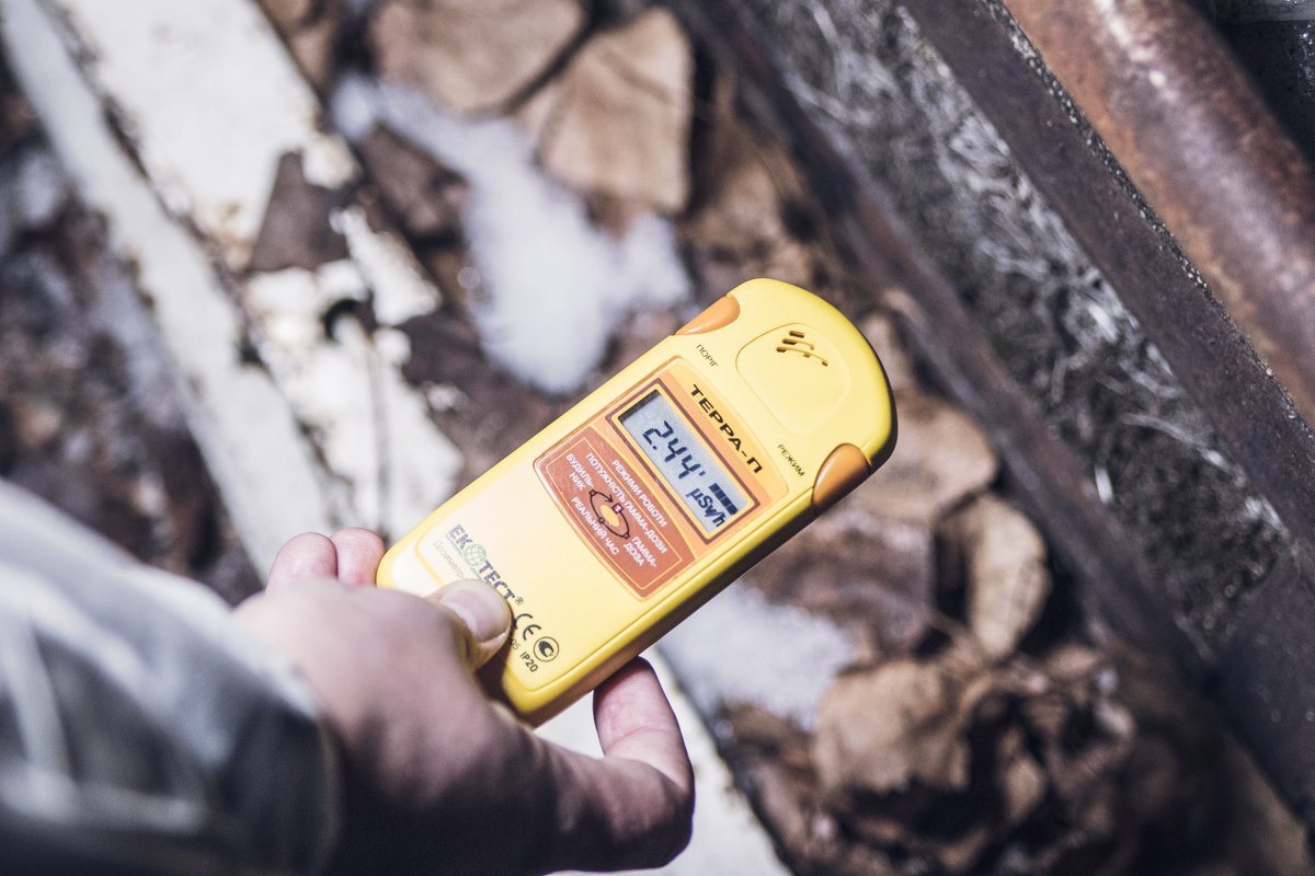 Недетский фон на детской площадке