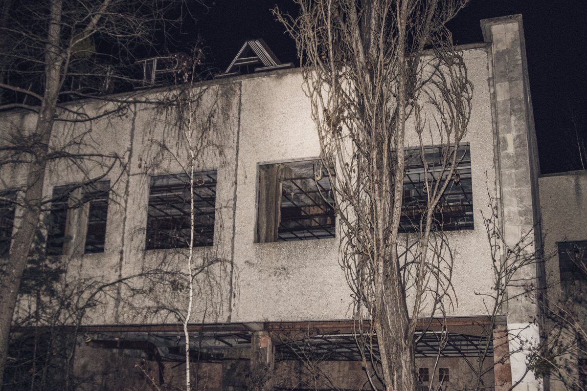 В этих окнах давно погас свет