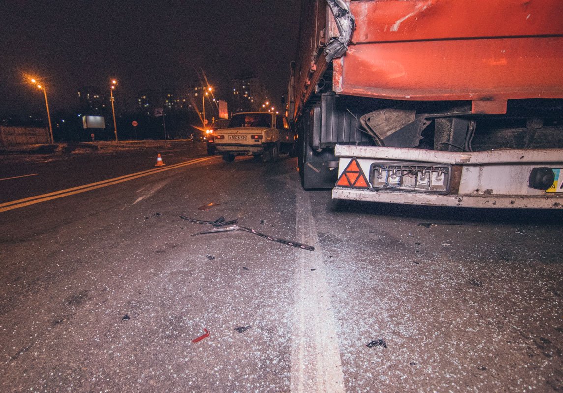 В Киеве около ТРЦ "Проспект" произошло ДТП с участием пяти машин В Киеве около ТРЦ "Проспект" произошло ДТП с участием пяти машин
