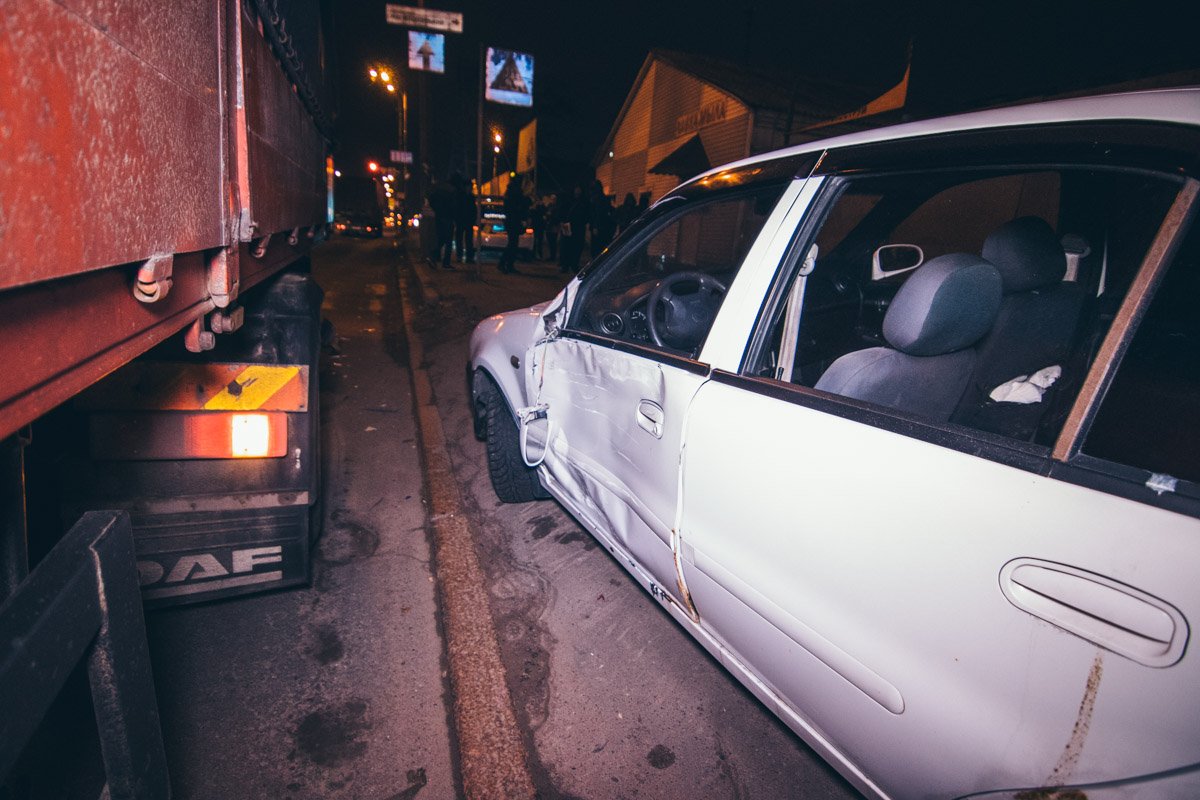 Фура двигалась по улице Хоткевича в сторону торгового центра «Проспект» и въехала в бок Geely, перекрыв одну полосу дороги Фура двигалась по улице Хоткевича в сторону торгового центра «Проспект» и въехала в бок Geely, перекрыв одну полосу дороги