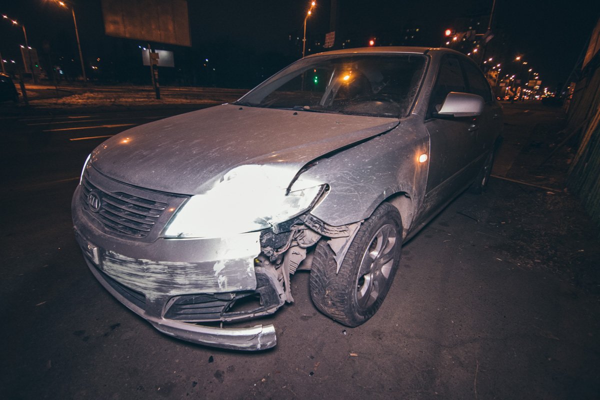 Kia на высокой скорости не успела перестроиться на свободную полосу и врезалась в фуру Kia на высокой скорости не успела перестроиться на свободную полосу и врезалась в фуру