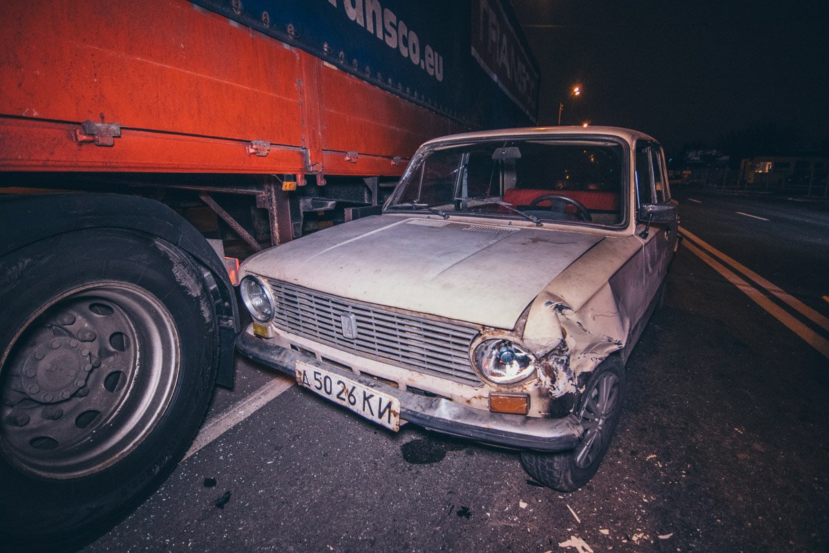 Жигули не успели затормозить, въехали в боковую часть грузовой машины Жигули не успели затормозить, въехали в боковую часть грузовой машины