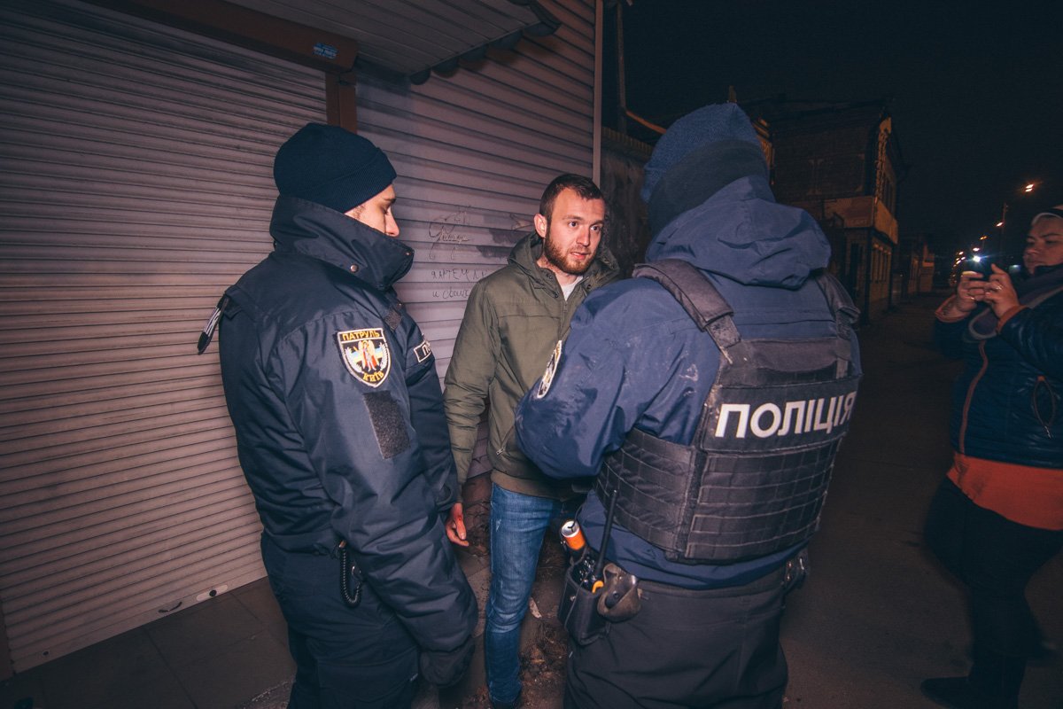 Когда автомобиль Kia оказался на обочине, из водительской двери вышел мужчина, который подозрительно себя вел, от него исходил резкий запах алкоголя Когда автомобиль Kia оказался на обочине, из водительской двери вышел мужчина, который подозрительно себя вел, от него исходил резкий запах алкоголя