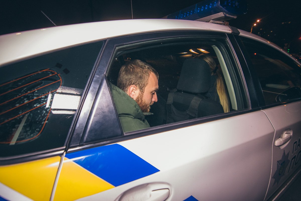 Сотрудники полиции погрузили предполагаемого водителя Kia в служебную машину и сказали ожидать, пока на место аварии не приедут люди с документами на авто Сотрудники полиции погрузили предполагаемого водителя Kia в служебную машину и сказали ожидать, пока на место аварии не приедут люди с документами на авто