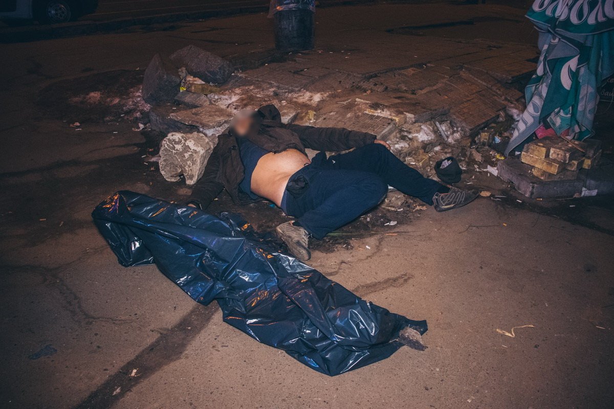 Возле одного из входов на станцию метро "Нивки" обнаружили труп мужчины