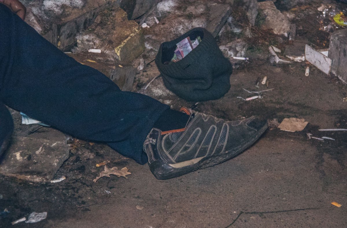 Документов у погибшего при себе не было, но были наличные, на бездомного он не похож