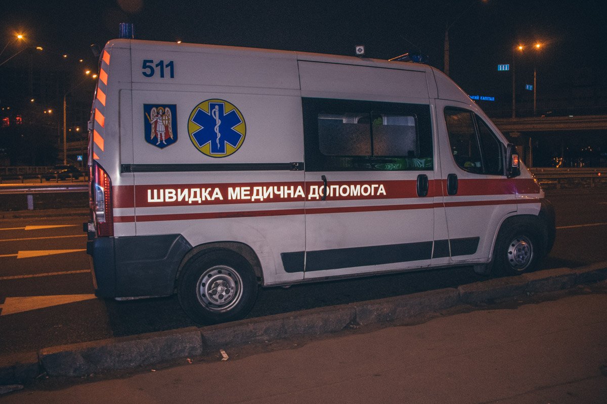 В Киеве у станции метро "Нивки" внезапно умер мужчина 6