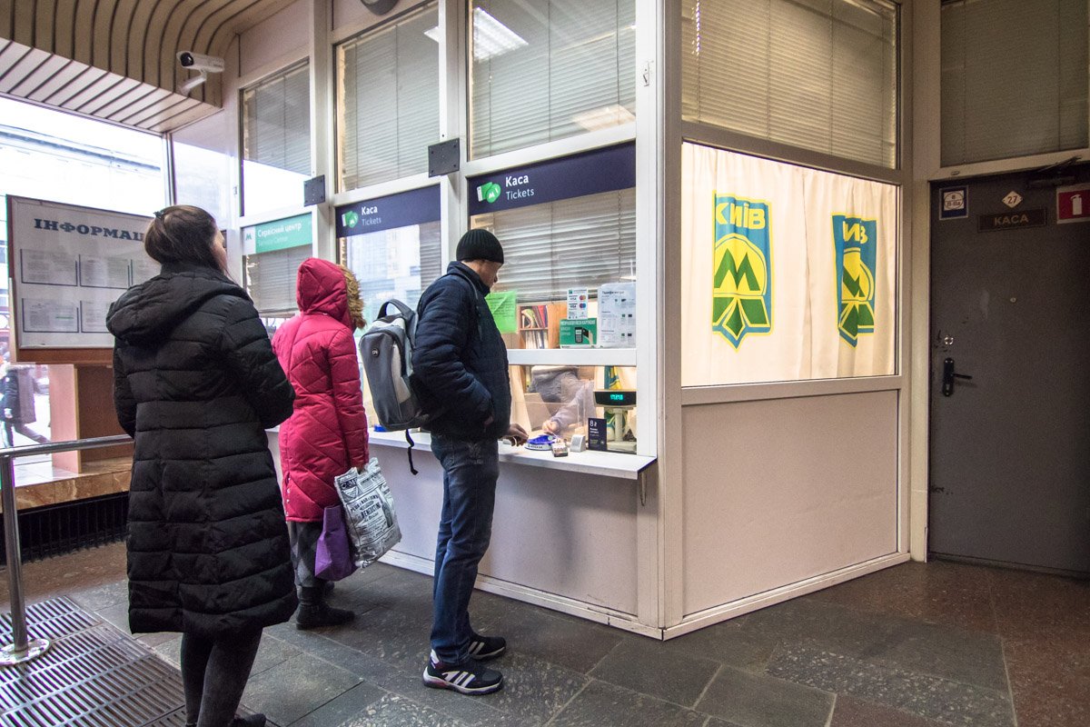 Выход из станции находится на пересечение проспекта Победы, Политехнического переулка и улицы Ванды Василевской Выход из станции находится на пересечение проспекта Победы, Политехнического переулка и улицы Ванды Василевской