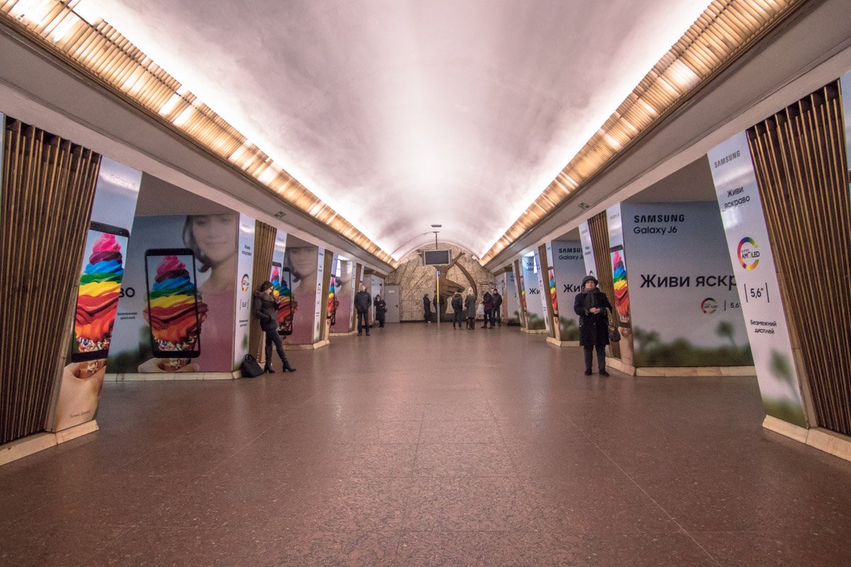 Интерьер станции отвечает требованиям советского времени Интерьер станции отвечает требованиям советского времени