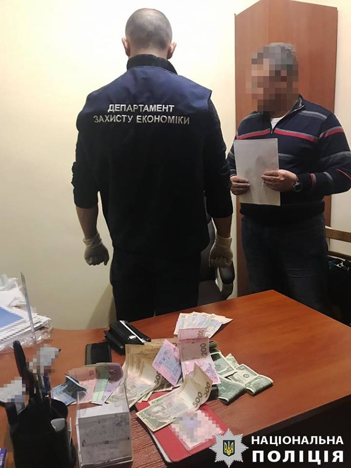Мужчина пытался получить взятку в размере 12 000 гривен