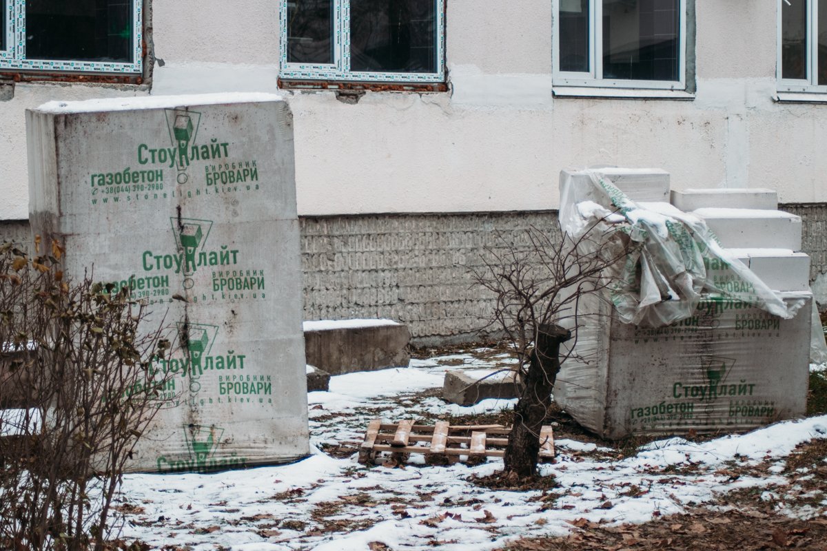 Стройматериалы лежат посреди двора Стройматериалы лежат посреди двора