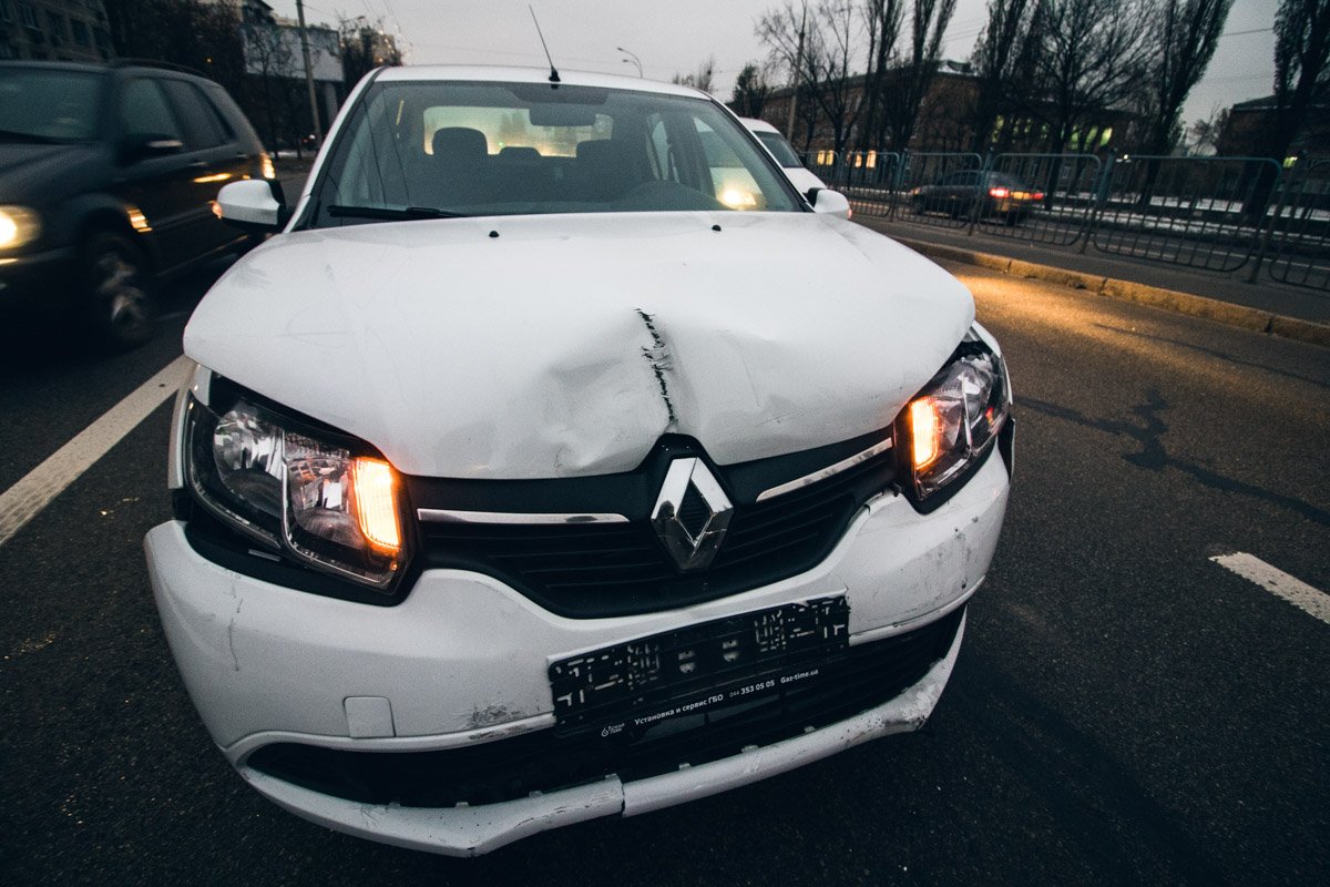 В Киеве на Воскресенке столкнулись такси Uber, Daewoo и фургон с мороженым 1